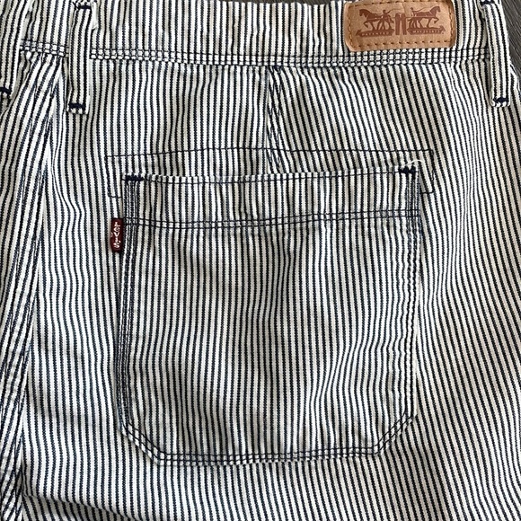 Sz32 Levi’s Seersucker Rolled Cuff Denim Shorts in GUC - Picture 6 of 7